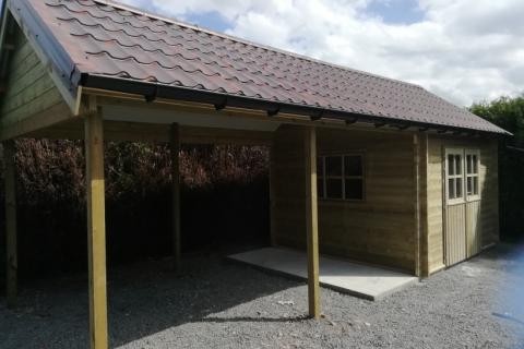 Carport met puntdak, berging en dubbele deur